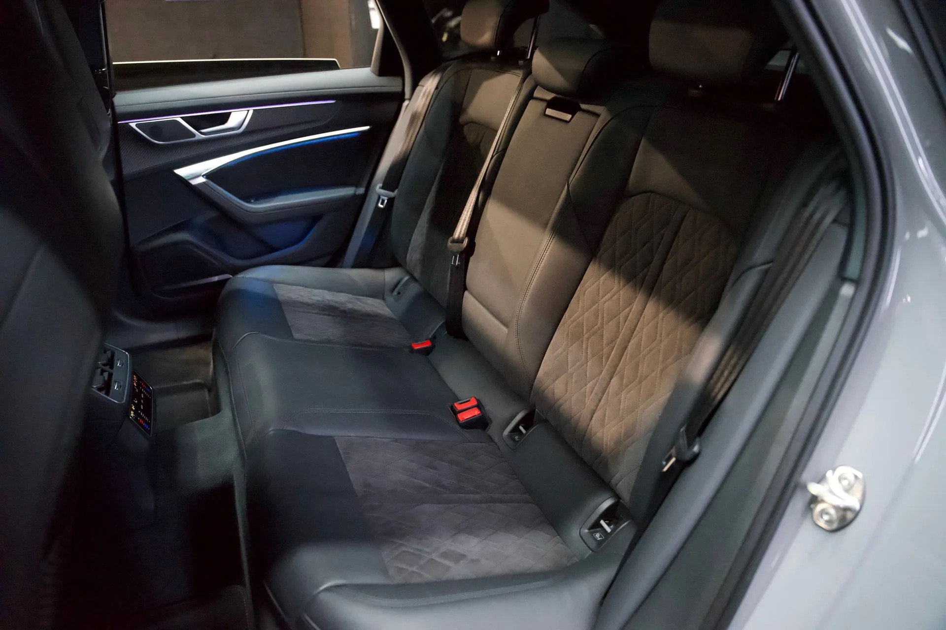 
								RS6 C8 AVANT full									